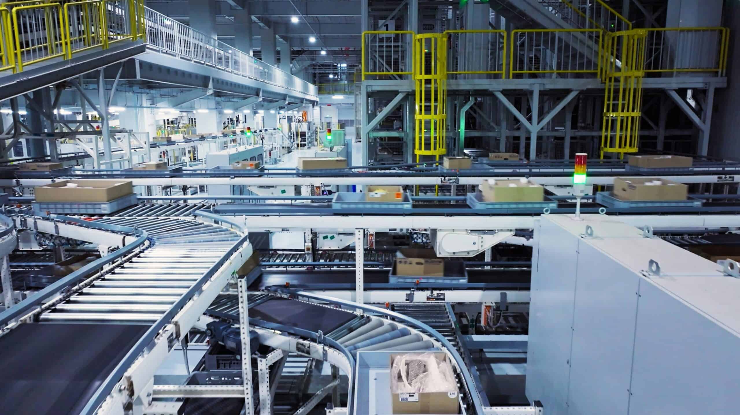 How smart material handling improves operational efficiency photo 1701328778019 e95dedbf5346 scaled